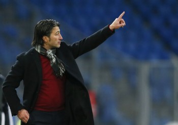FC Basel - Ziarul National's coach Yakin advises his team during their Swiss Super League soccer match against FC Sion in Basel