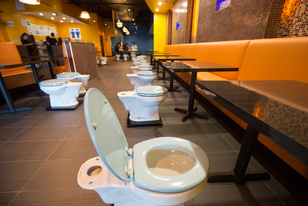 In Los Angeles s-a inaugurat primul restaurant in care poti sa mananci din WC