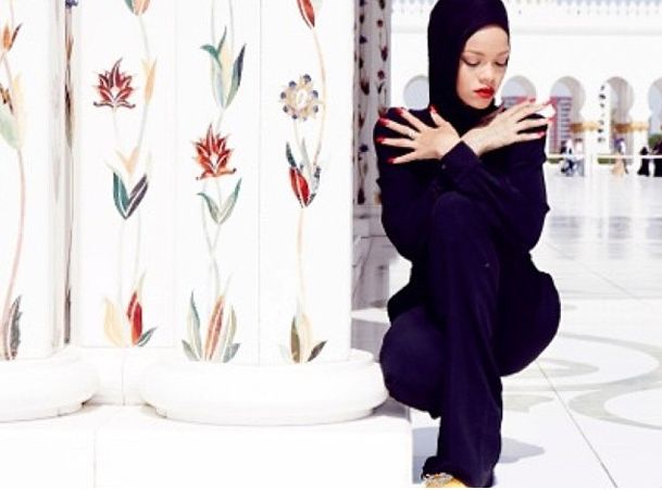 Rihanna, goala si fara pic de machiaj – Mega scandal la o moschee din Dubai