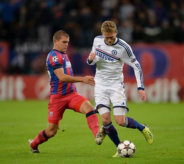 Vedetele au infruntat frigul pentru a urmari macelul Steaua – Chelsea (FOTO)