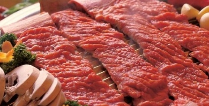 Sute de kilograme de carne stricata, descoperite intr-un hipermarket din Capitala!