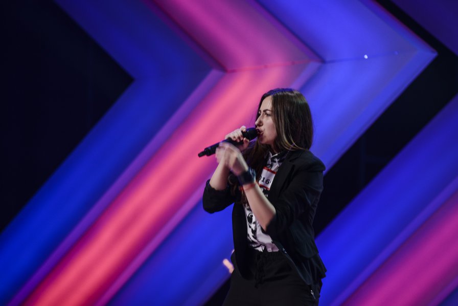 Cheloo, luat peste… mana de o concurenta la “X Factor”!