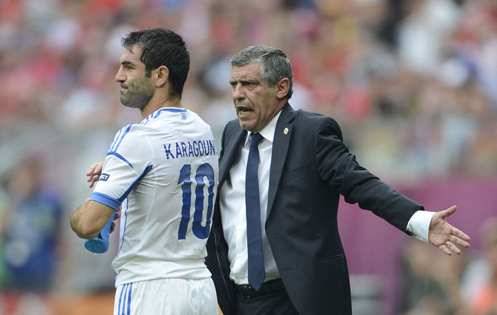 Fernando Santos si capitanul Giorgos Karagounis in timpul meciului cu Cehia agerpres_6194903 - Ziarul National