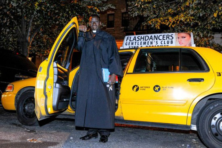 Un pastor evanghelist a inventat “biserica pe roti”:  Ofera spovedanii in taxi