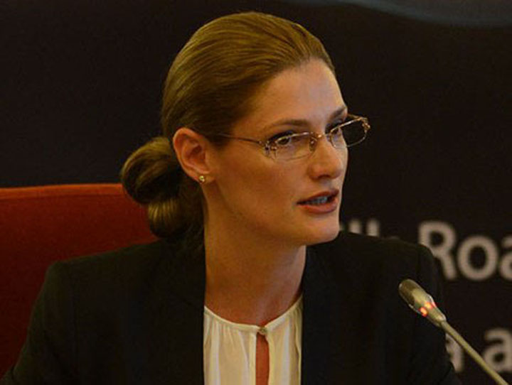 Ramona Manescu la micrifon - Ziarul National