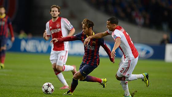 SOCANT! A cazut in cap de la 10 metri in timpul meciului Ajax – Barcelona (VIDEO)