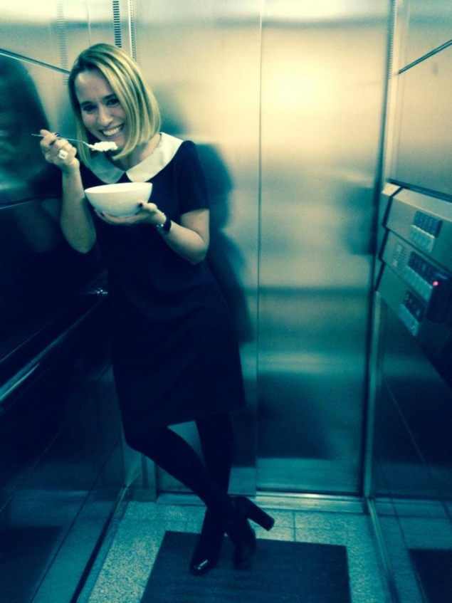 O sa ramai uimit! Ce face Andreea Esca in lift!
