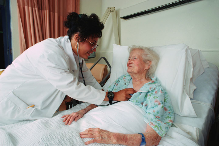 Medicii români sunt îngroziți: Se stinge o întreagă generație de bunici. Singuri în pustiul reanimărilor Covid