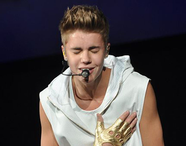 Justin Bieber, filmat in timp ce a luat o tranta de toata frumusetea! (VIDEO)