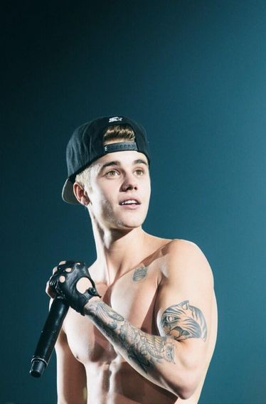 Justin Bieber a plecat de pe scena dupa ce a primit o sticla din public! (VIDEO)