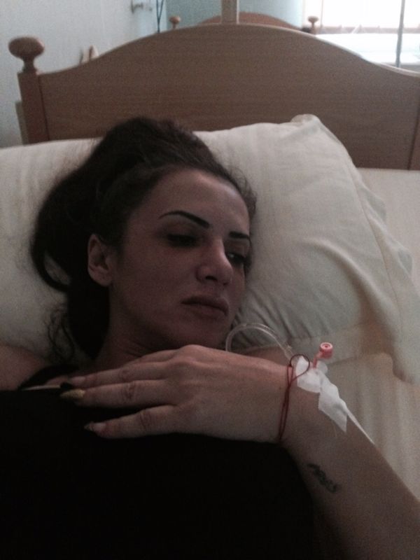 Mara Banica si-a speriat ingrozitor fanii: Palida si cu branula in mana, pe patul de spital!