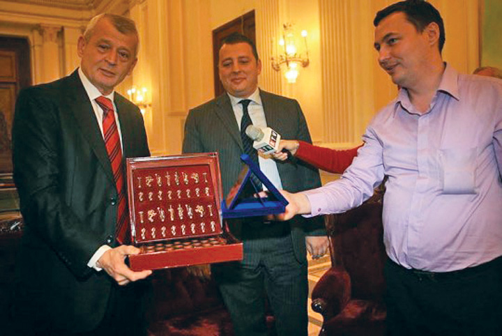 pasarelu cu oprescu - Ziarul National