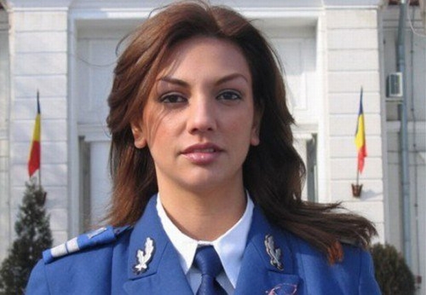 O angajata a Jandarmeriei Romane a fost declarata cea mai sexy femeie in uniforma din lume