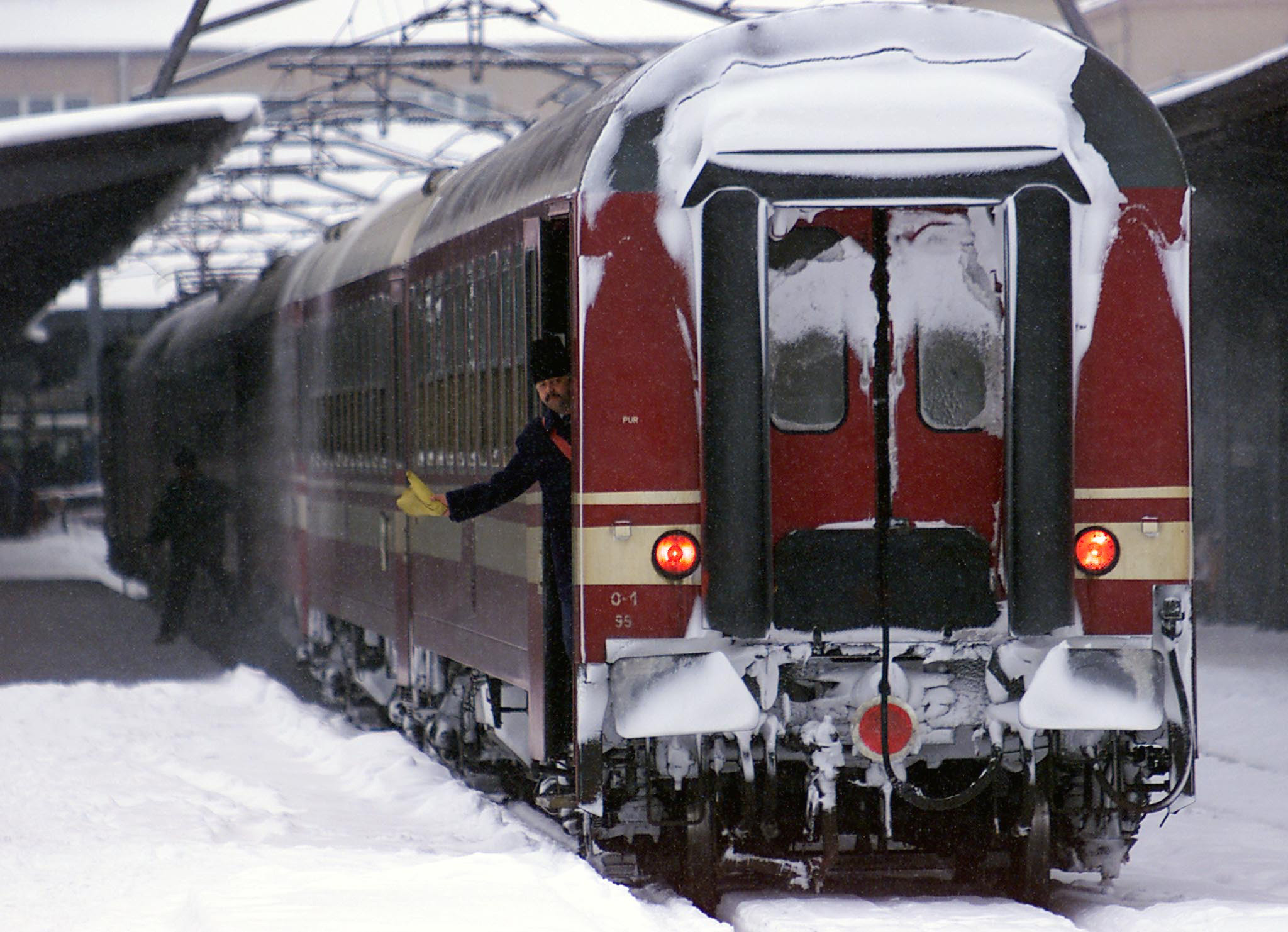 CFR: Lista TRENURILOR ANULATE si a celor care au INTARZIERI, duminica, din cauza viscolului si a zapezii!