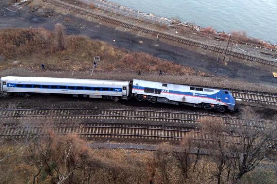 Tragedie la New York! Un tren a deraiat, multe vagoane ajungand in apa