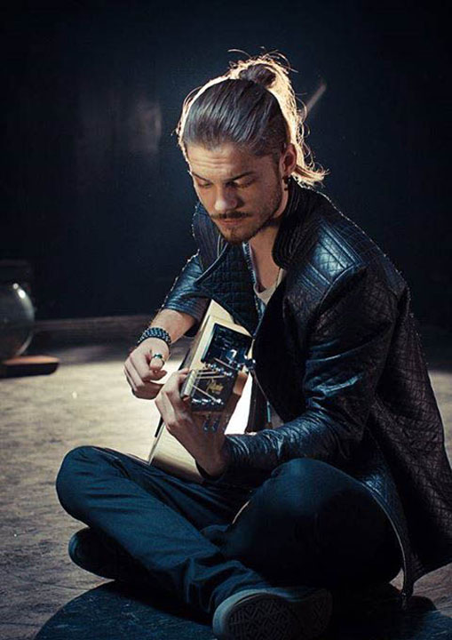 De ce obiect vestimentar nu se desparte niciodata Alex Mataev, rockerul de la X Factor