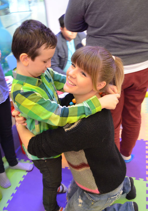 Cove si Bianca Ionita, la joaca alaturi de copii cu autism