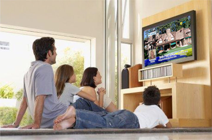Family_watching_tv - Ziarul National