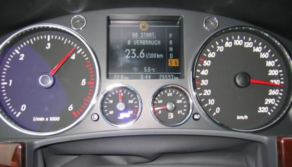 Tupeu inimaginabil pe sosea: S-a filmat in timp ce conducea cu 240 km/h!