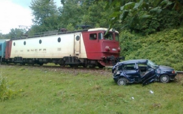 Harghita: O masina si un tren s-au ciocnit