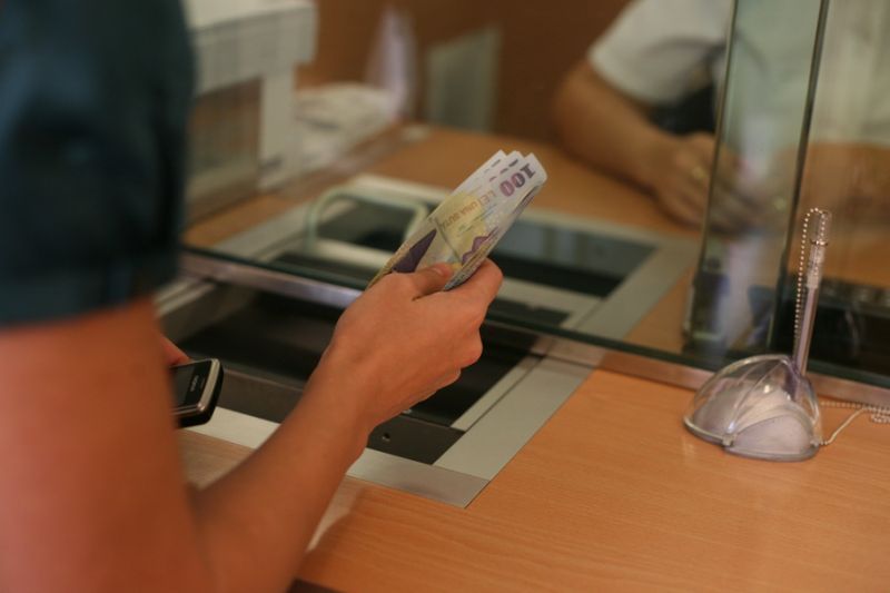 S-au trezit cu tavanul in cap, in sediul Directiei Taxe si Impozite Locale Sector 5: Doi raniti