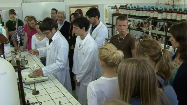 Burse de studii de 500 de euro pe luna in UE pentru romanii studiosi
