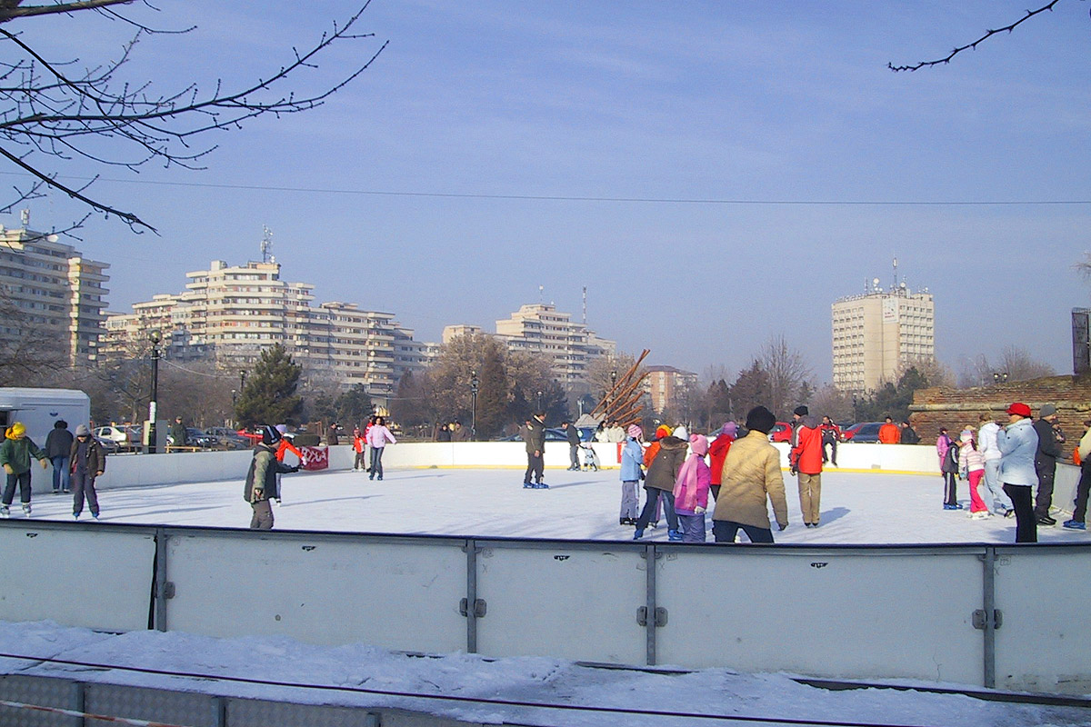 Se inaugureaza primul patinoar din Romania situat pe acoperisul unei cladiri