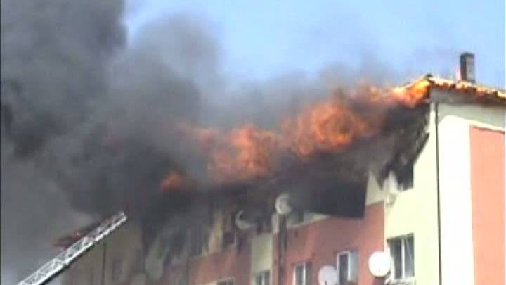 Incendiu puternic intr-un bloc de locuinte, pornit de la o cultura de canabis!