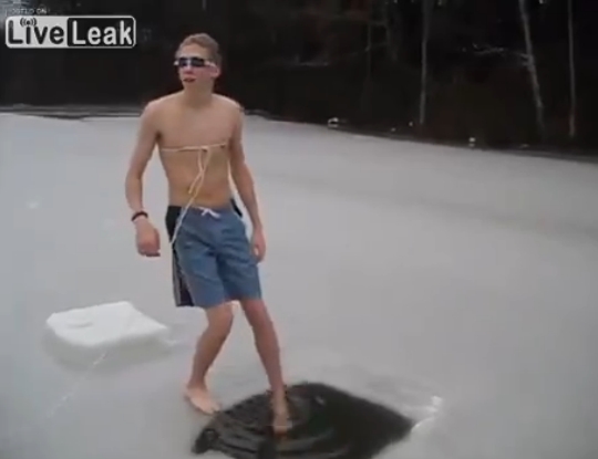 Nebunie curata pe un frig cumplit: A inotat sub gheata! (VIDEO)