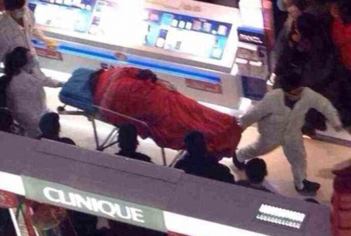 S-a sinucis la mall, exasperat de cumparaturile iubitei