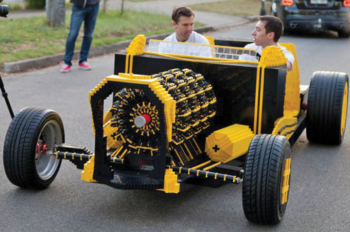 Si-a facut masina din 500.000 de piese Lego