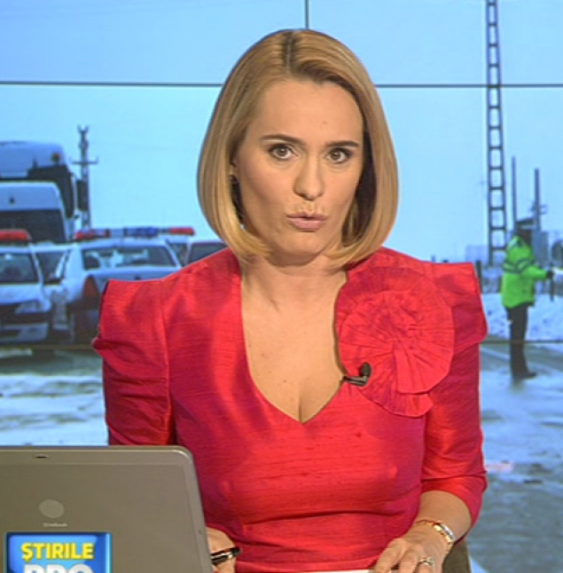 Andreea Esca, nepermis de SEXY la pupitrul stirilor! Telespectatorii au ramas muti de uimire!