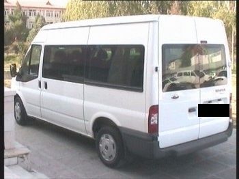 Un microbuz a luat foc, in drum spre Pitesti