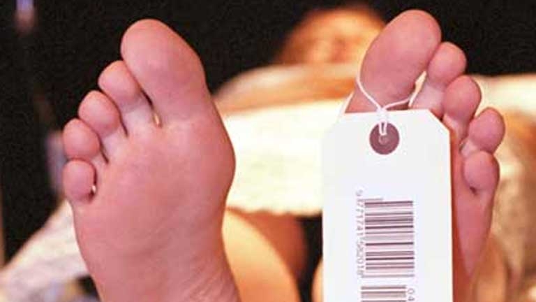 S-au trezit cu alt mort in sicriu