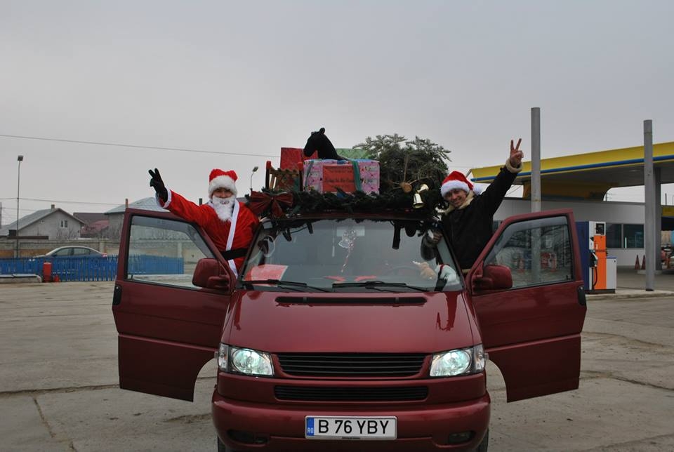 Caravana lui Mos Craciun, cu daruri la copiii nevoiasi