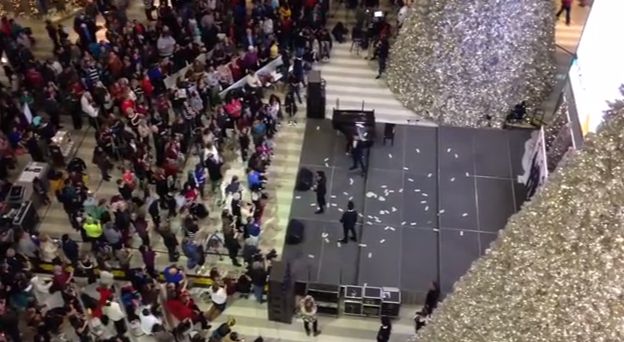 Canta „Let it snow”, dar de fapt ploua cu bani peste cumparatorii aflati intr-un mall! (VIDEO)