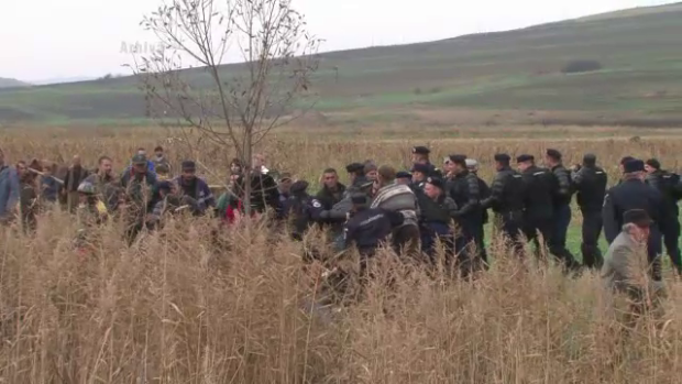 Noi proteste la Pungesti: Satenii acuza jandarmii de acte brutale