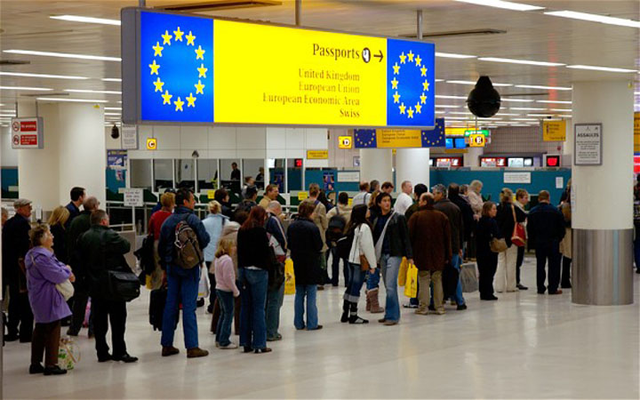 AJDR91 Passport immigration control at Gatwick airport people stand in line - Ziarul National