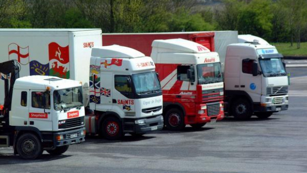 TRANSPORTATORII AU INTRAT IN GREVA. Magazinele risca sa ramana GOALE de sarbatori!