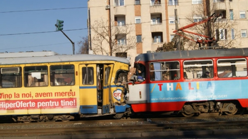 Doi raniti grav, dupa ce doua tramvaie s-au ciocnit