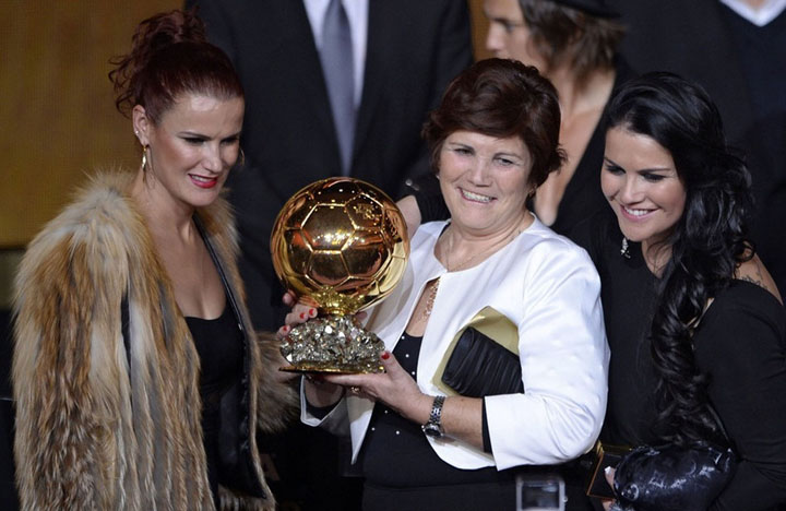 Mama lui Cristiano Ronaldo s-a milogit de Messi pentru o poza