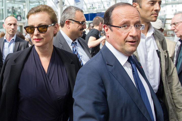 Lui Hollande i se cere sa-si rezolve „povestea personala”