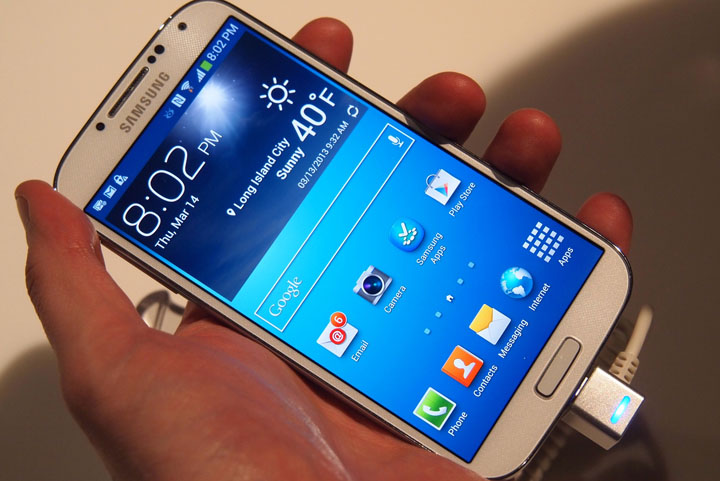 Samsung lanseaza un smartphone care scaneaza irisul