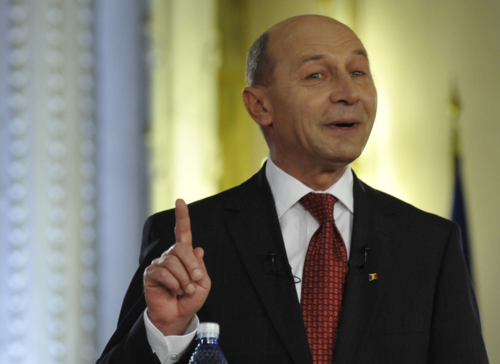 Basescu pune conditii pentru semnarea scrisorii cu FMI: eliminarea accizei pe combustibil si a „electoRatei”