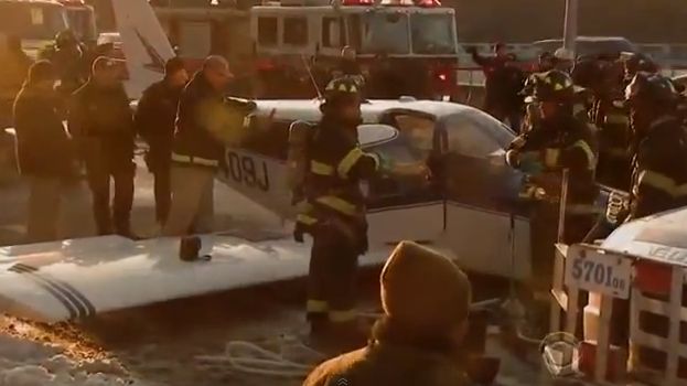 Un avion a aterizat pe o sosea din Bronx! Trei oameni au fost raniti (VIDEO)