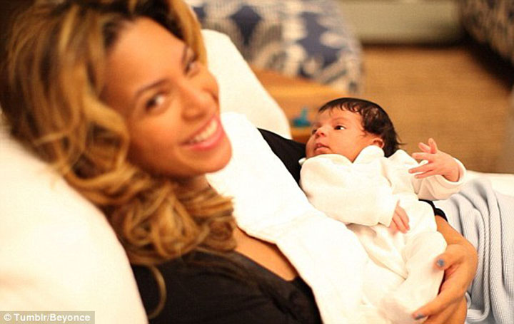 Beyonce si fiica ei fac baie in apa Evian
