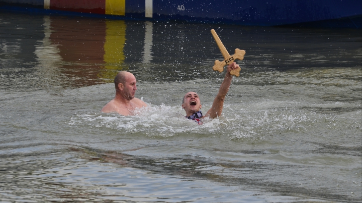 Calendar ortodox 2014 – 6 ianuarie, BOBOTEAZA: Obiceiuri de Botezul Domnului!