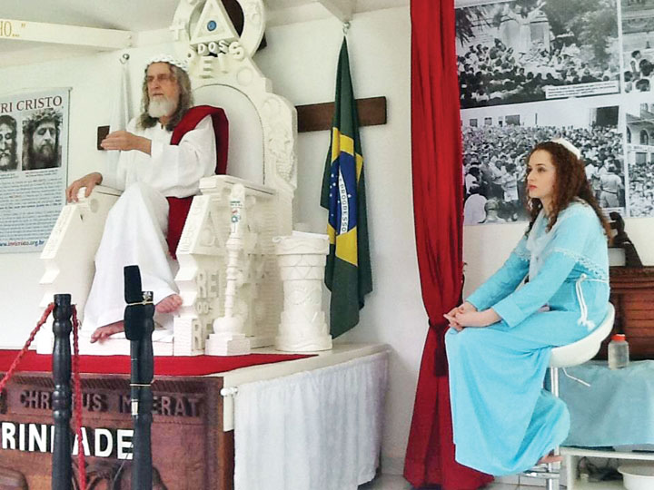 Brazilianul asta se crede Iisus Hristos!
