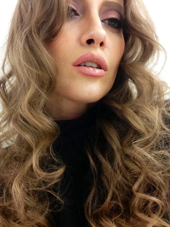 Iulia Albu a socat de data asta! Cum s-a imbracat!