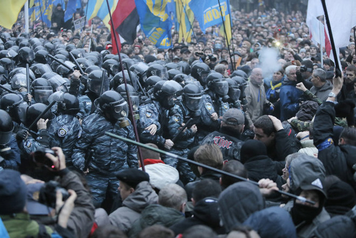 Haos la Kiev!  S-a tras in manifestanti si s-a adus in piata un vehicul blindat
